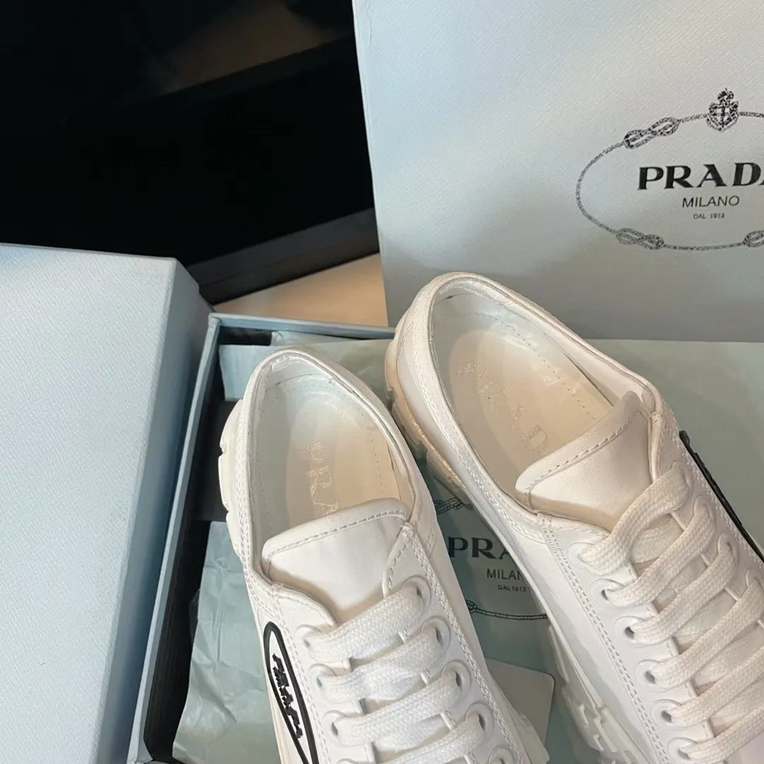 👟👟Ex-factory price 420👟👟 2024 launch of Prada’s latest catwalk shoes, dad shoe series ͏ 💥PRADA's early spring catwalk model👠The fresh breeze has a bit of an expensive feel, and the upper is very perfect💃Elegant and elegant, crystal clear, no matter the quality of the accessories, they are all customized one-to-one, zero distance from the original version 1⃣Upper: imported nylon waterproof cloth + glue injection molding process 2⃣Inner lining: mixed sheepskin lining 3⃣Outsole: Original one-to-one molded TPU outsole 4⃣🔺Original packaging Heel height 5cm 5⃣Number: 34-40🐎